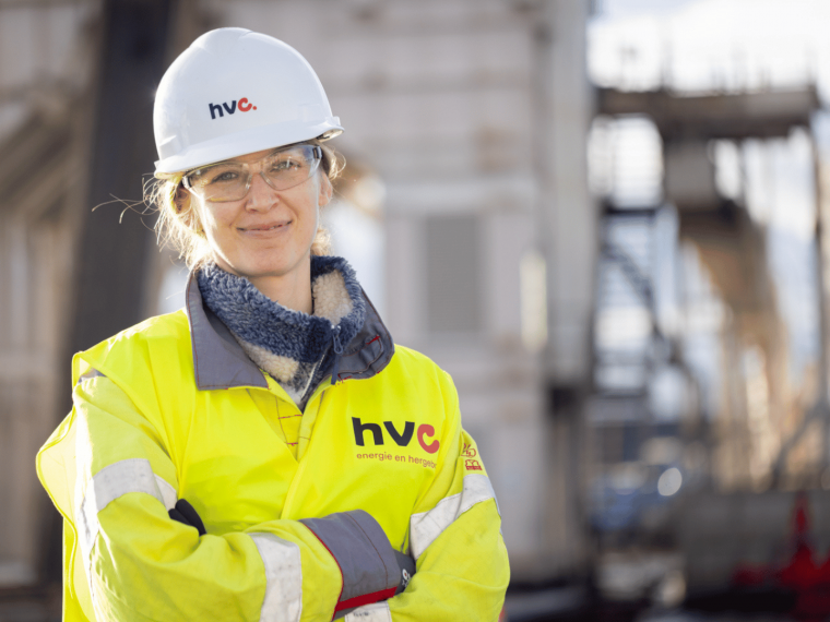 aardwarmte - vrouw staat voor boortoren ""