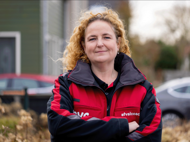 vrouw lachend buiten met rode jas ""